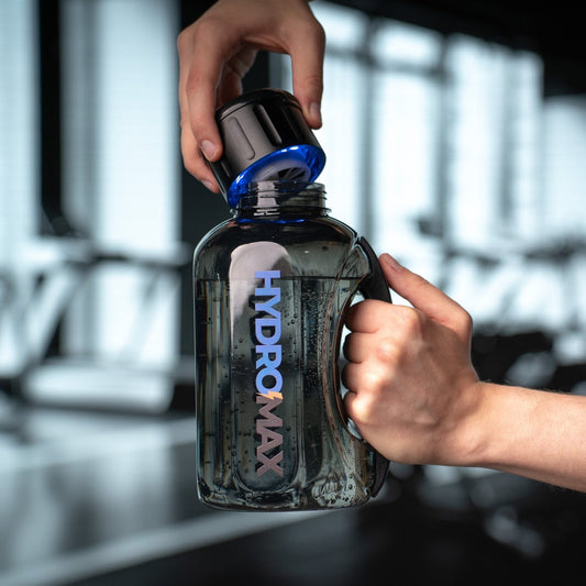 Hydromax 1,5L Performance Edition wird im Fitnessstudio am Griff gehalten