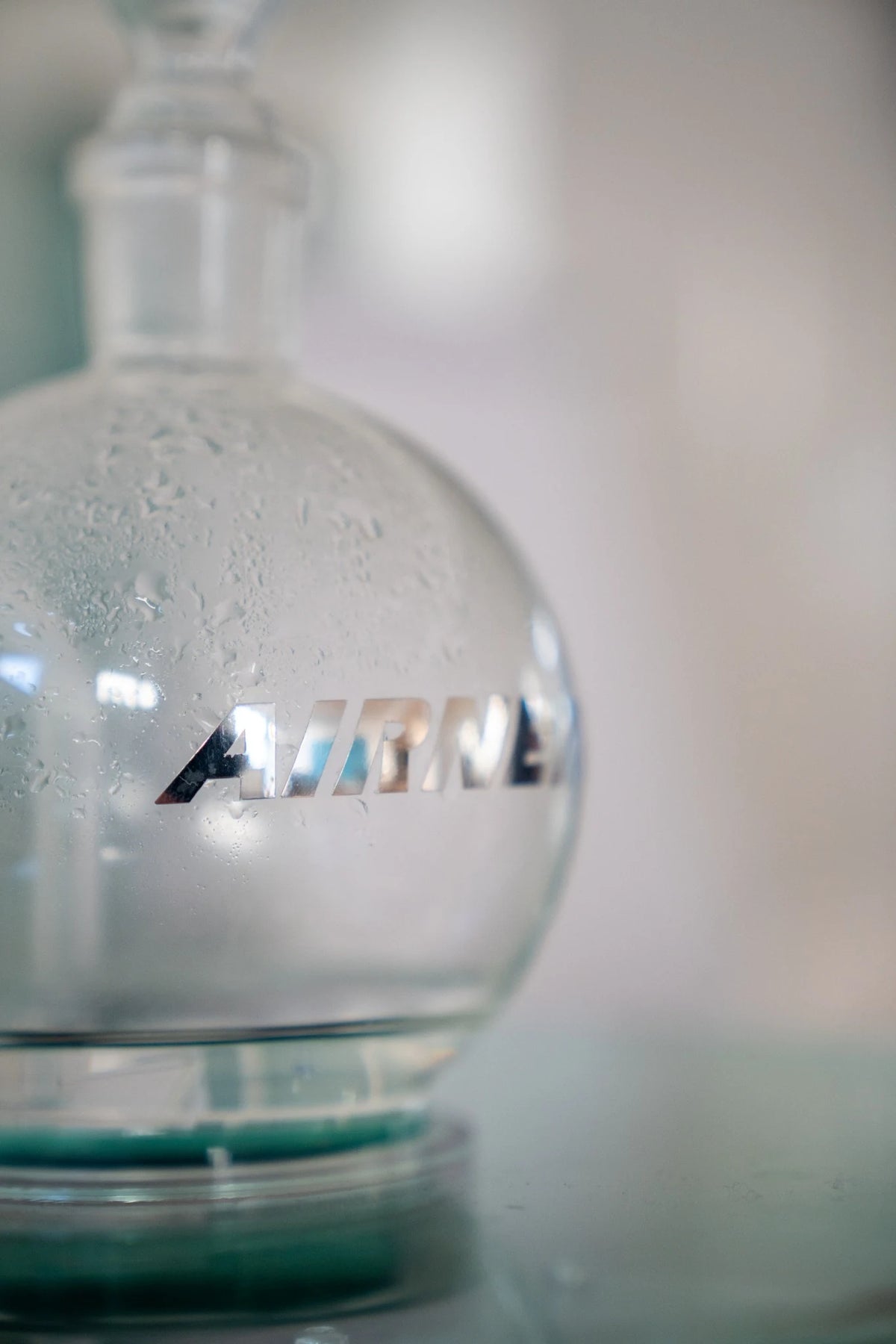 AIRNERGY Avantgarde „cristal“ – Nahaufnahme der Glasflasche mit AIRNERGY-Schriftzug
