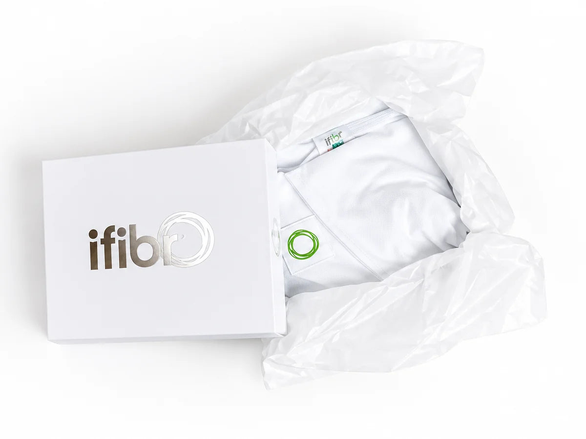 ifibr Cover Schutzbezug, weiß und gefaltet in der ifibr Geschenkbox mit Seidenpapier