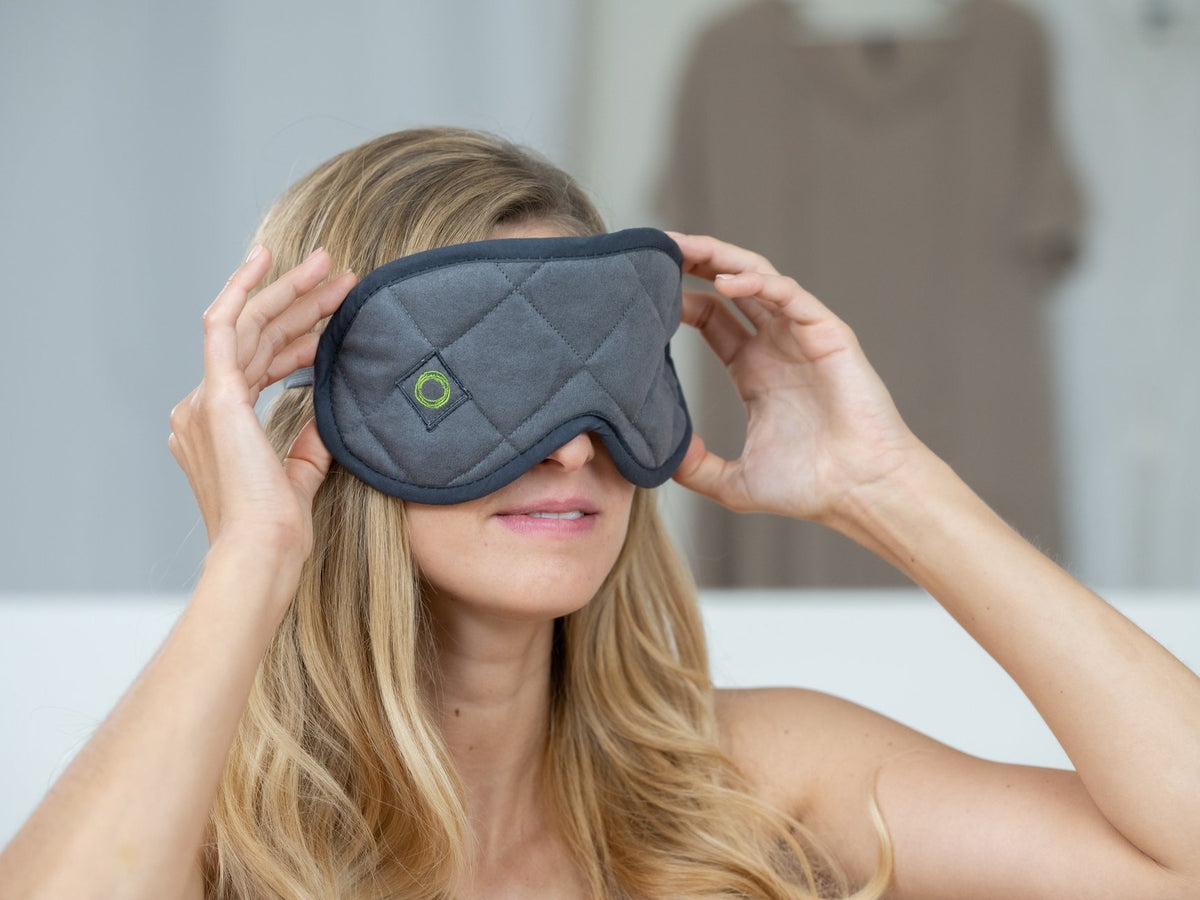 Frau hält sich die ifibr EyeMask mit Fibranium vor die Augen
